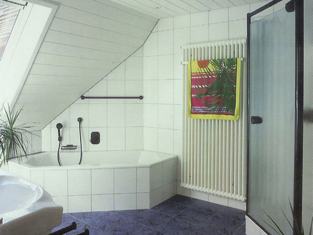 Modernes Badezimmer mit Dusche, Badewanne, WC und 2 Waschbecken.