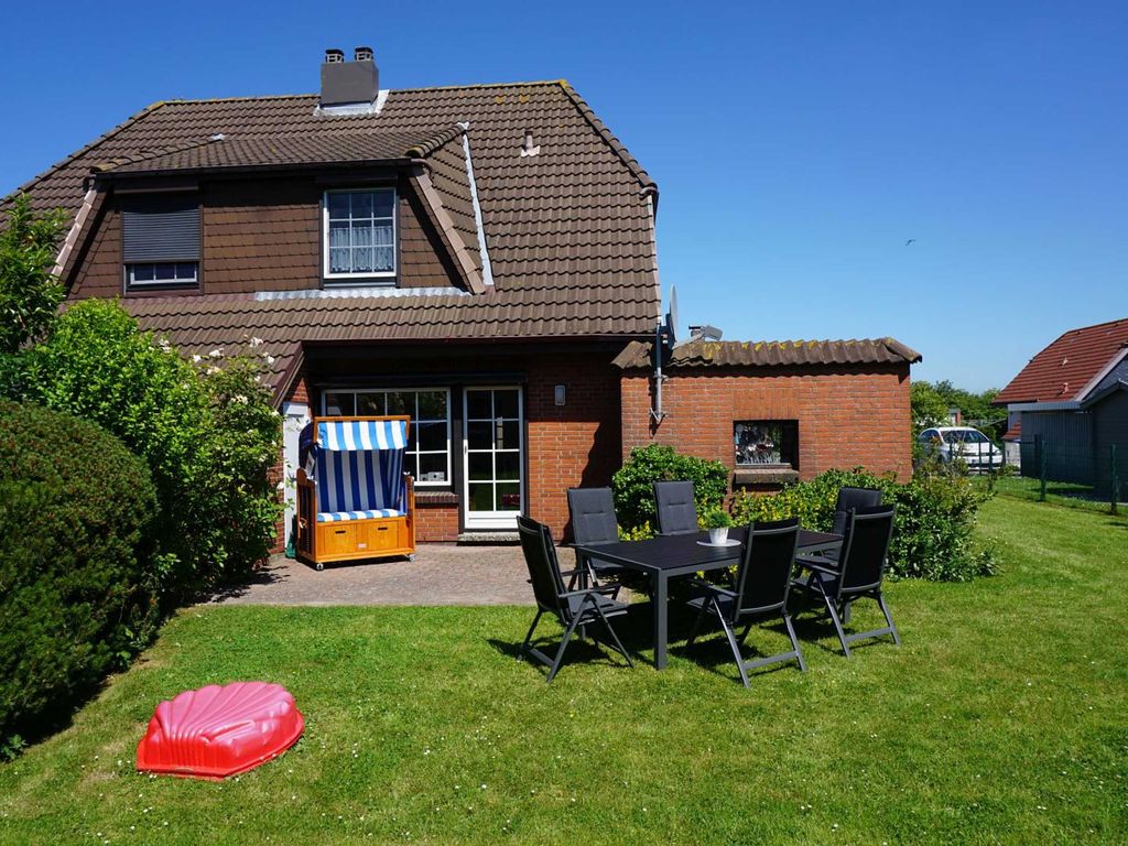 Gartenansicht mit Terrasse und Möbel