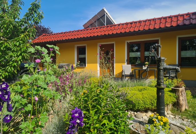 Bungalow mit Terrasse (50m², max 4 Personen)