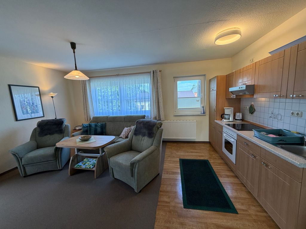 Wohnzimmer mit offener Küche