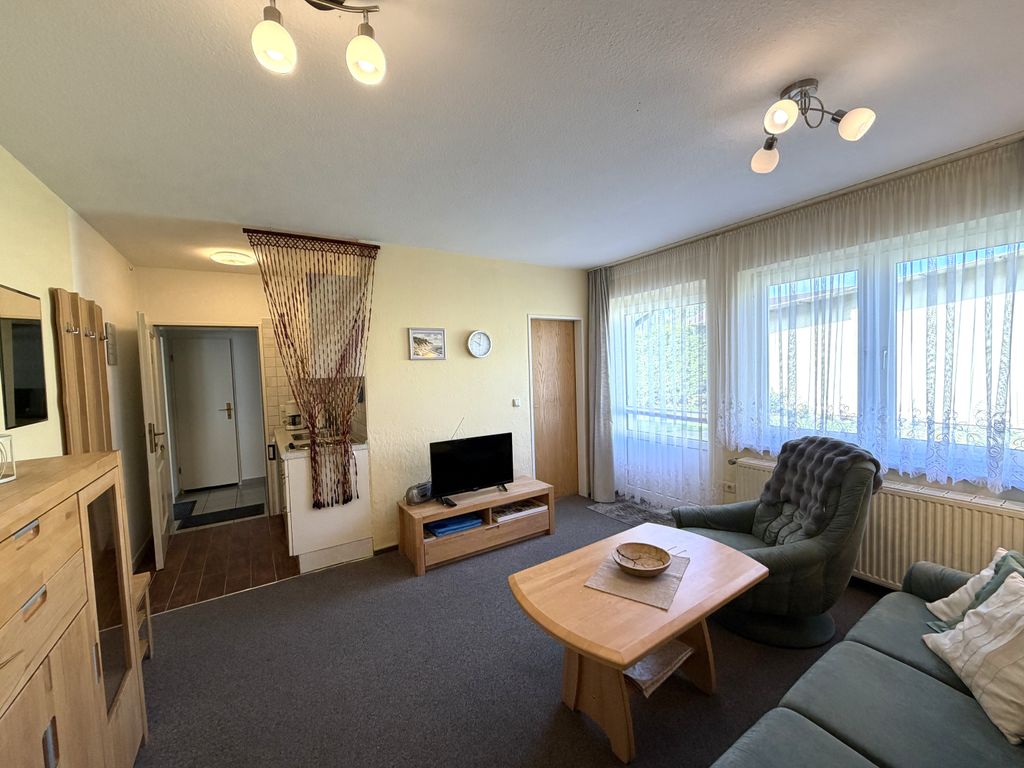 Wohnzimmer mit offener Küche
