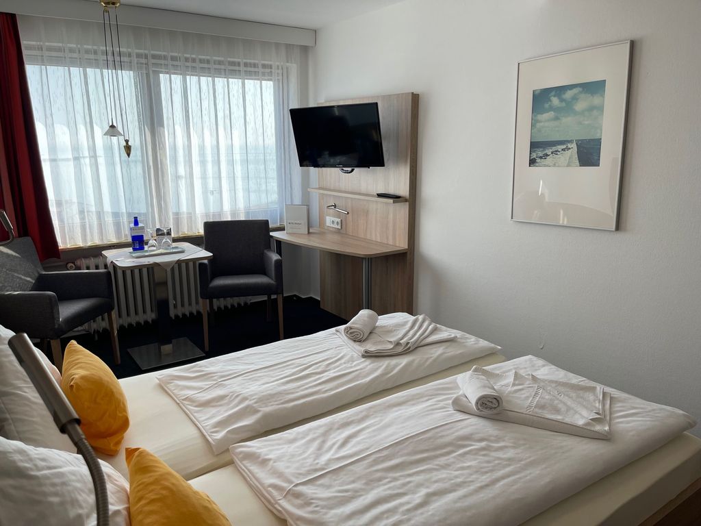 Schreibtisch und TV