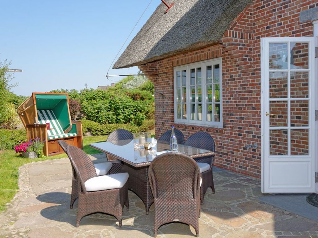 Sonnenterrasse auf der Rückseite des Hauses mit Strandkorb