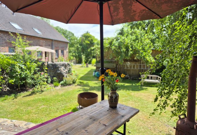 Sitzecke auf der Terrasse mit Bick auf das Haus