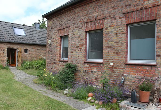 Außenansicht vom Haus und dem Nebengebäude