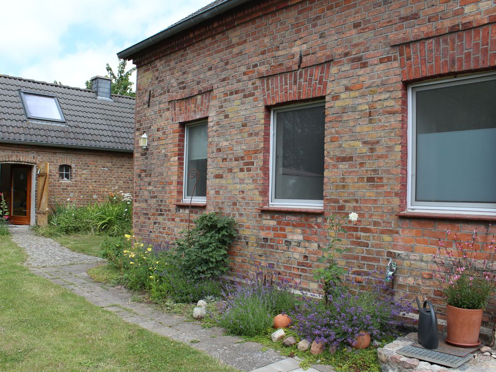 Außenansicht vom Haus und dem Nebengebäude