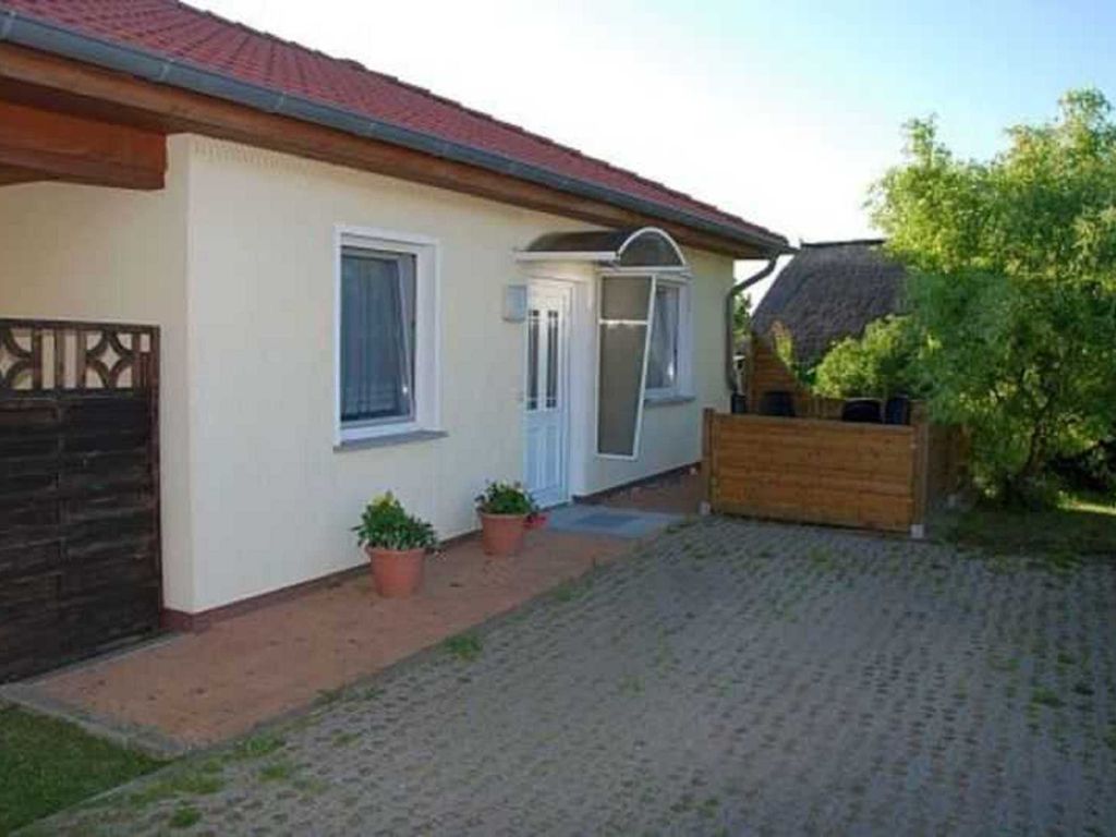 Eingangsbereich mit Parkplatz