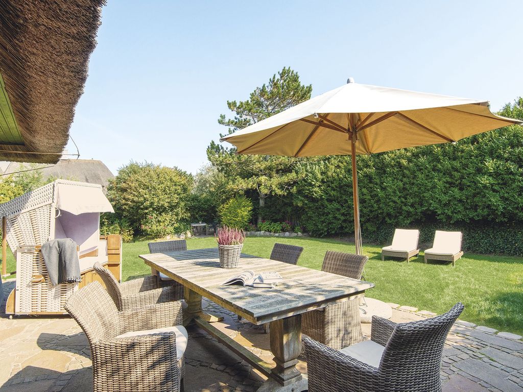 Großer gepflegter Garten mit Terrasse und Strandkorb