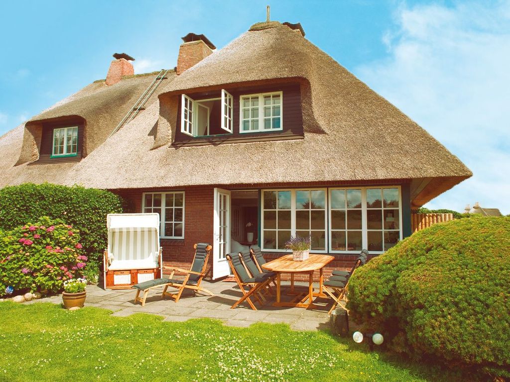 Reetdachhaus mit einladender Terrasse