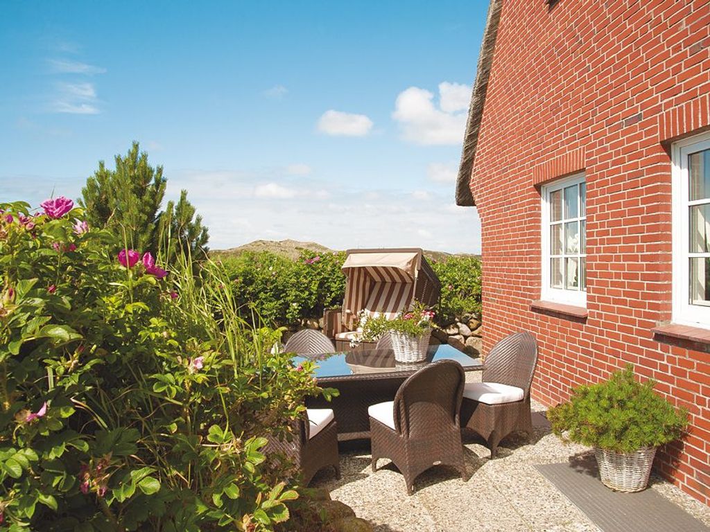 Terrasse mit Strandkorb und Sylter Heckenrosen