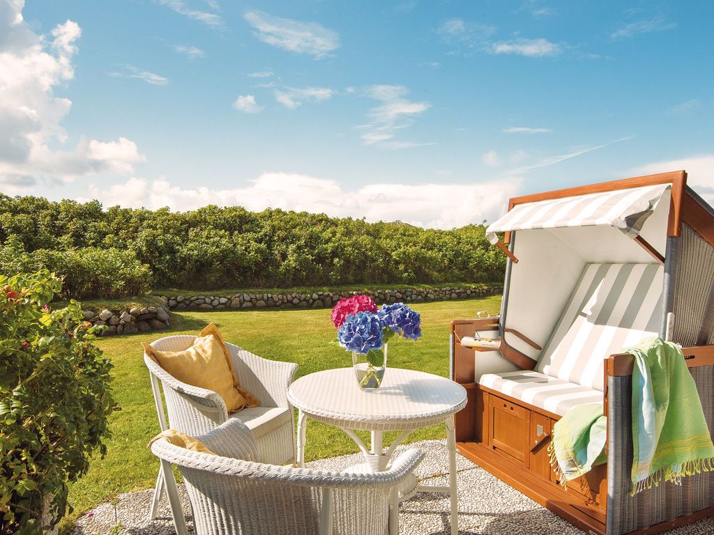 Terrasse mit Strandkorb und Sylter Heckenrosen