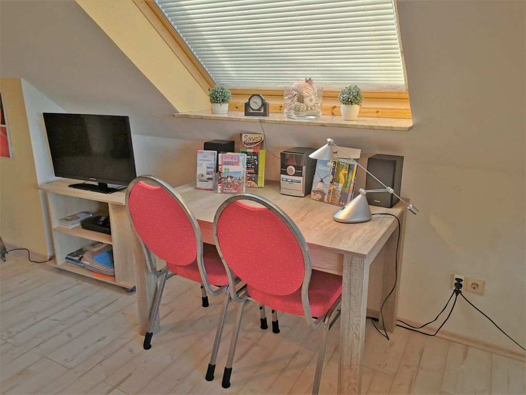 Schreibtisch und TV
