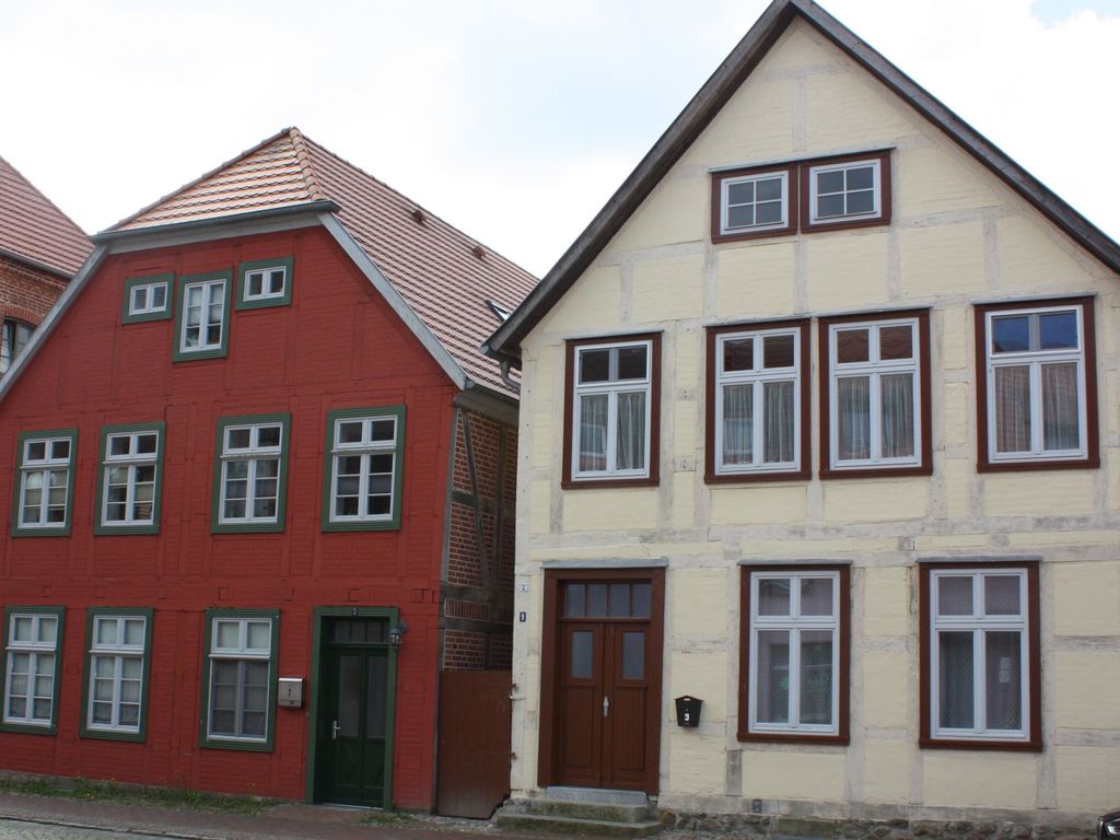Außenansicht mit Nachbarhaus