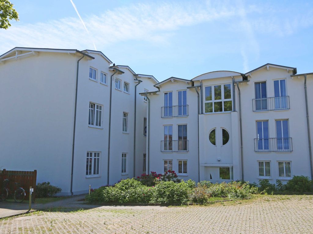 Blick vom Parkplatz zur Villa