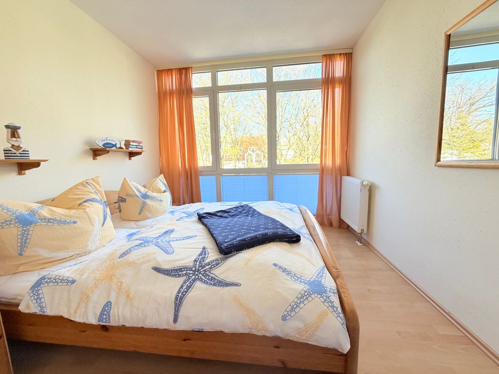unser geräumiges Schlafzimmer mit Doppelbett