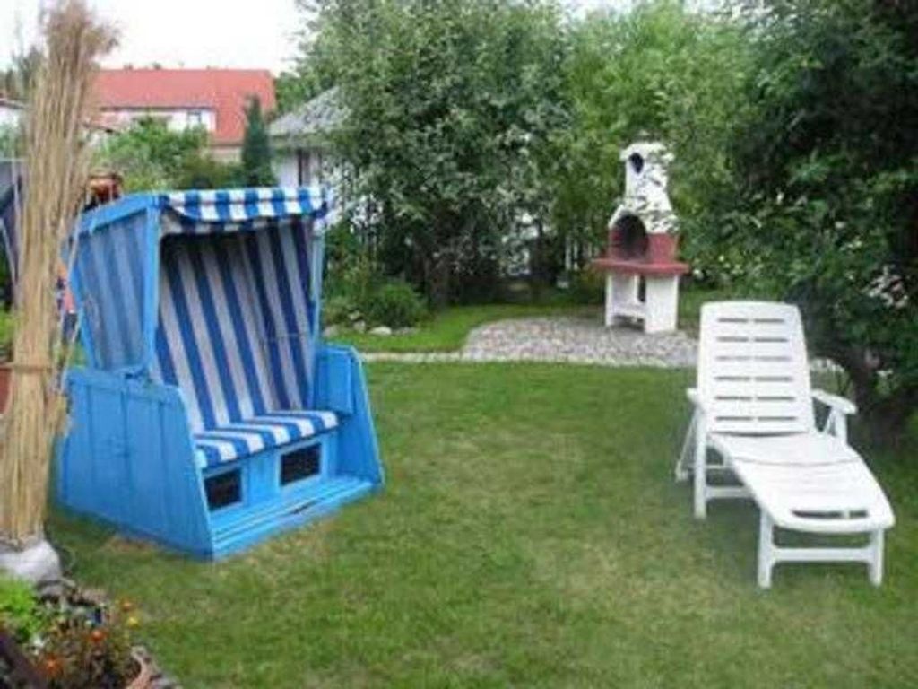 sie finden auf unserem Grundstück Strandkörbe, eine Liegewiese, eine Grillstelle und Fahrradabstellplätze.