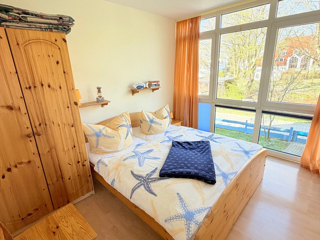 ein Stuhl und großer Kleiderschrank befinden sich ebenfalls im Schlafzimmer