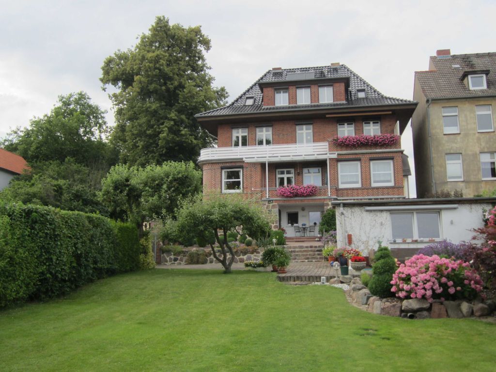 Blick vom Garten aus auf das Haus