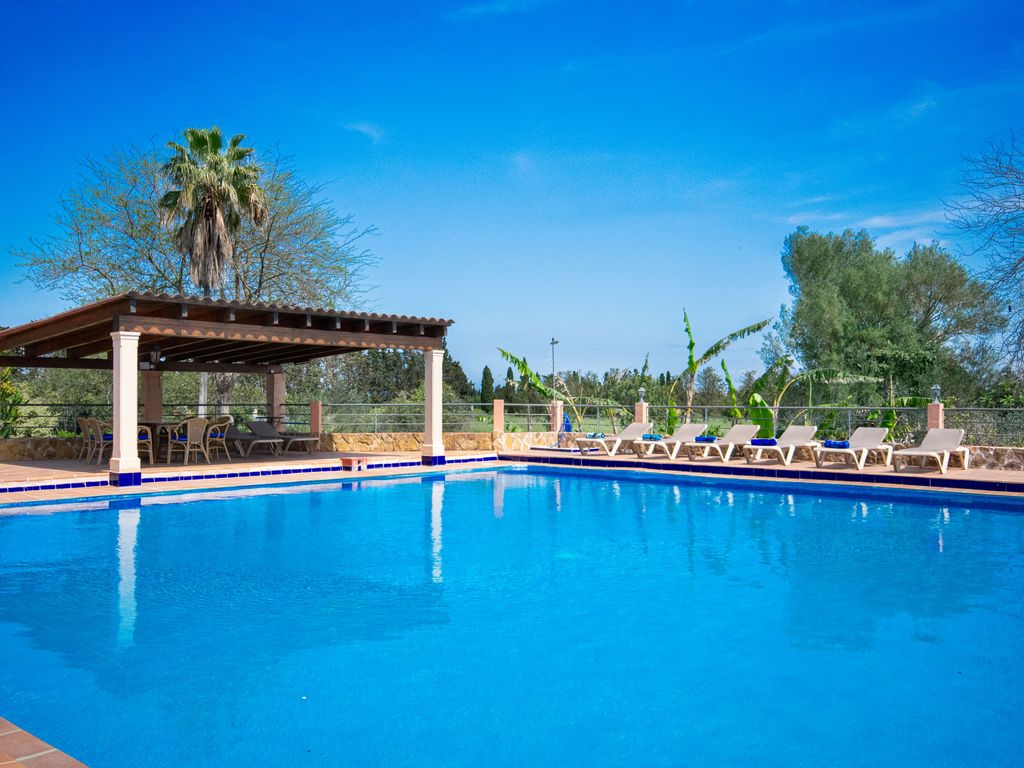 Pool und Sonnenliegen