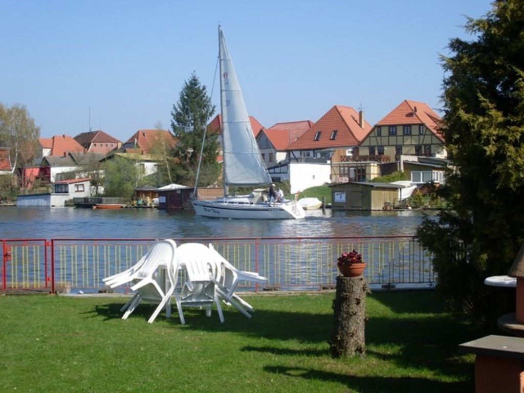 Blick vom Garten auf den See
