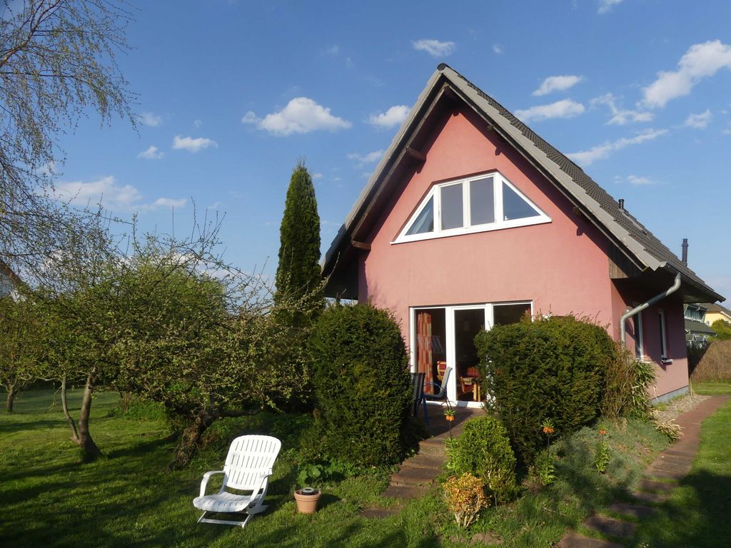 Blick auf das Haus und in den Garten
