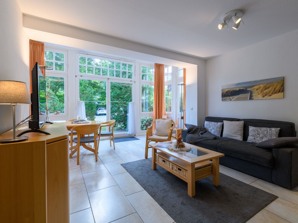 Das Wohnzimmer mit Zugang zur Terrasse