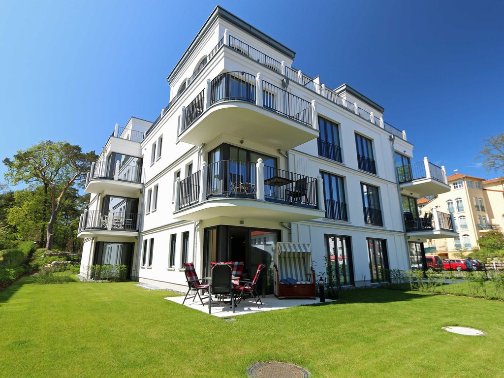 Blick vom Garten auf die Villa Andrea