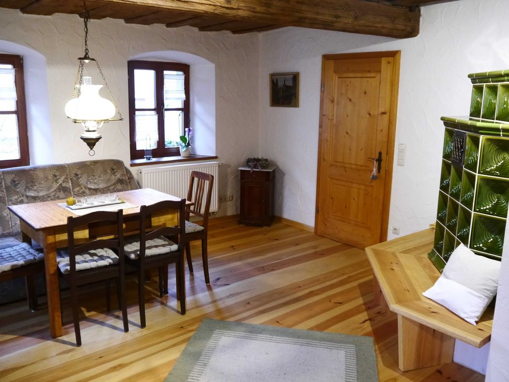 Esszimmer mit Kachelofen
