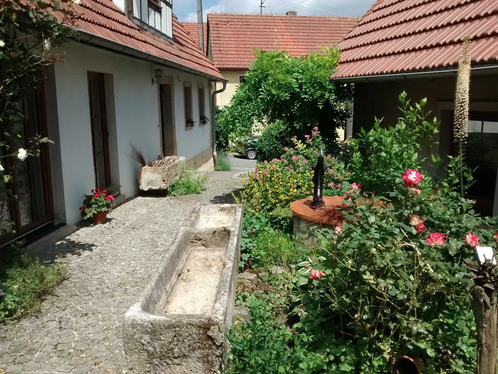 Eingangsbereich und Nebengebäude
