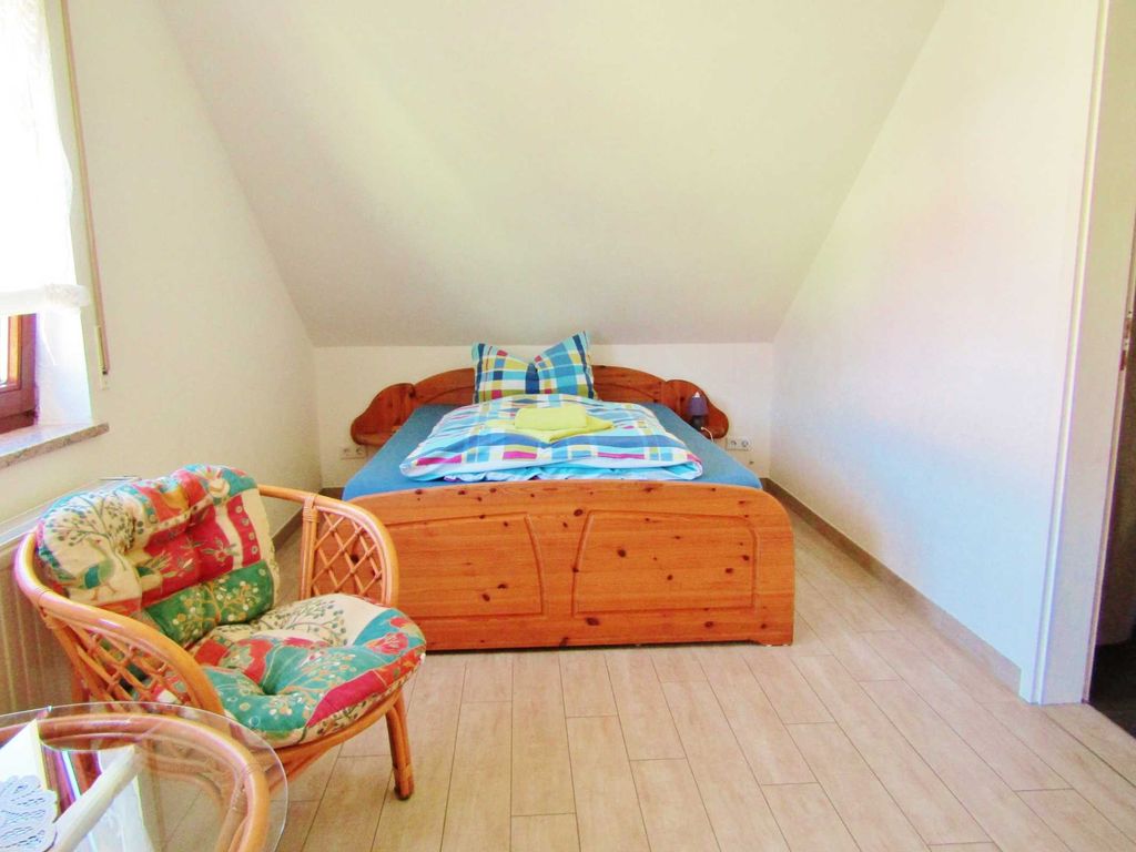 Schlafzimmer mit Doppelbett und Einzelbett
