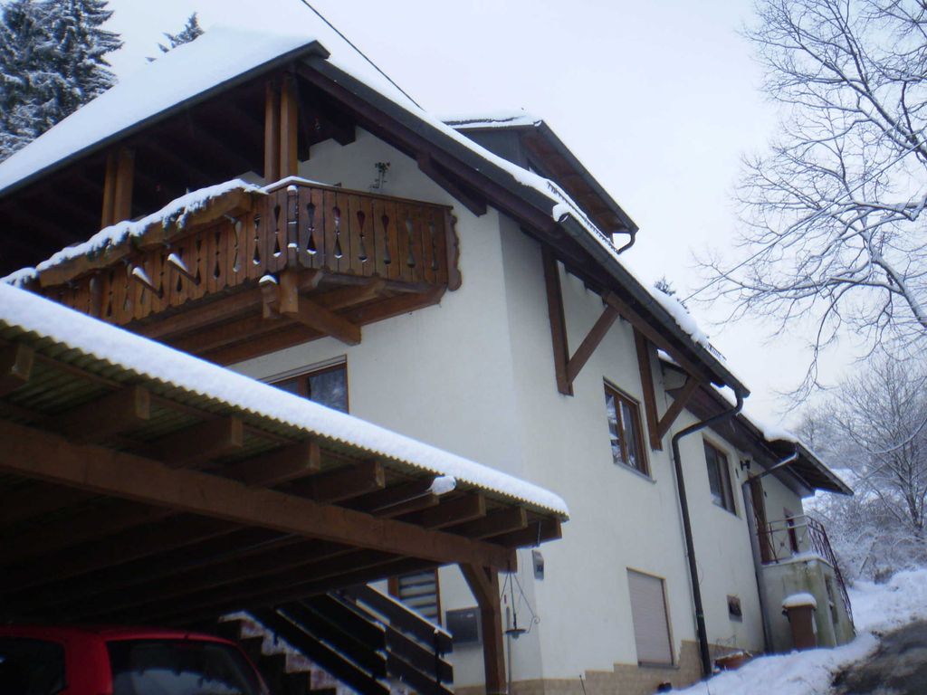 Außenansicht Winter Haus am Bach