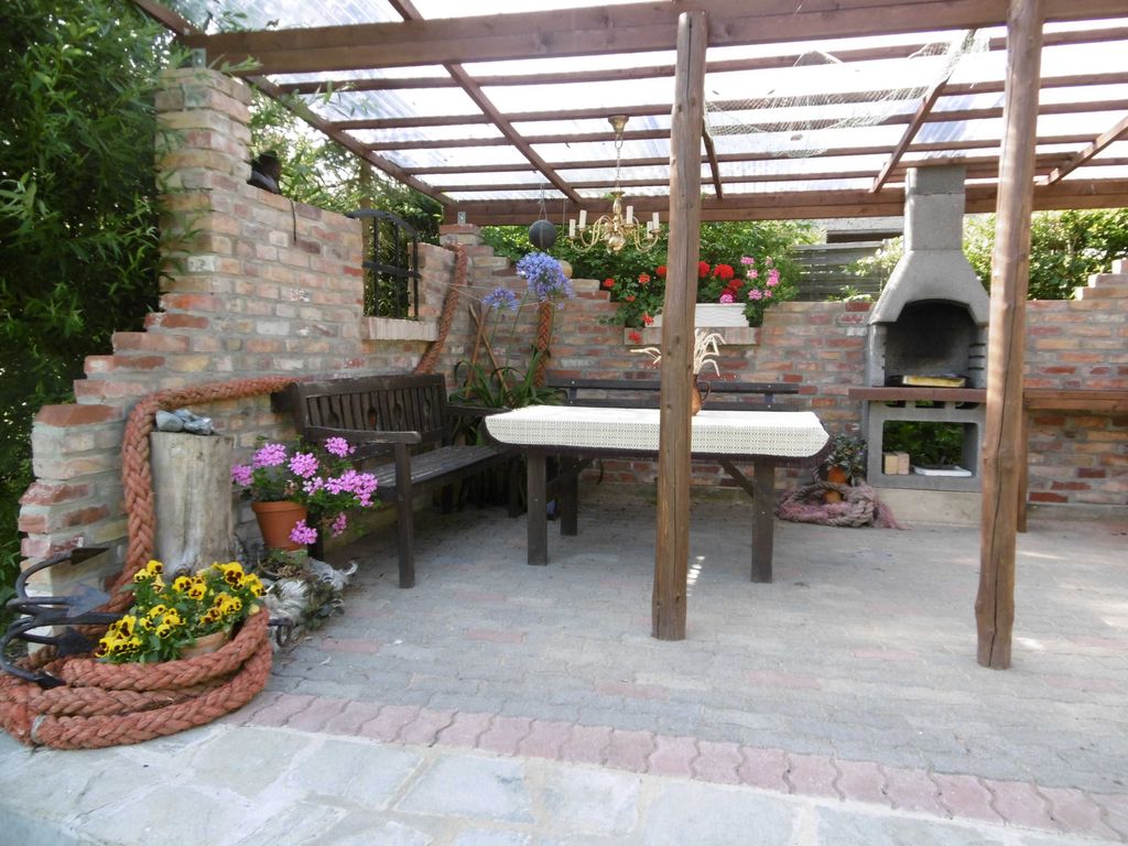 unsere gemütliche, überdachte Grillterrasse an unserem Ferienhaus
