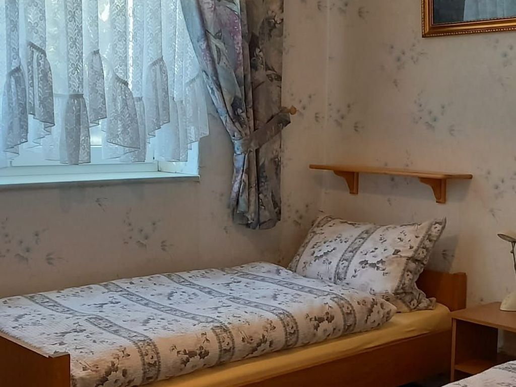 Schlafzimmer mit zwei Einzelbetten