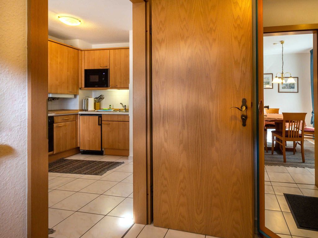 Flur mit Blick in die Küche und Schlafzimmer