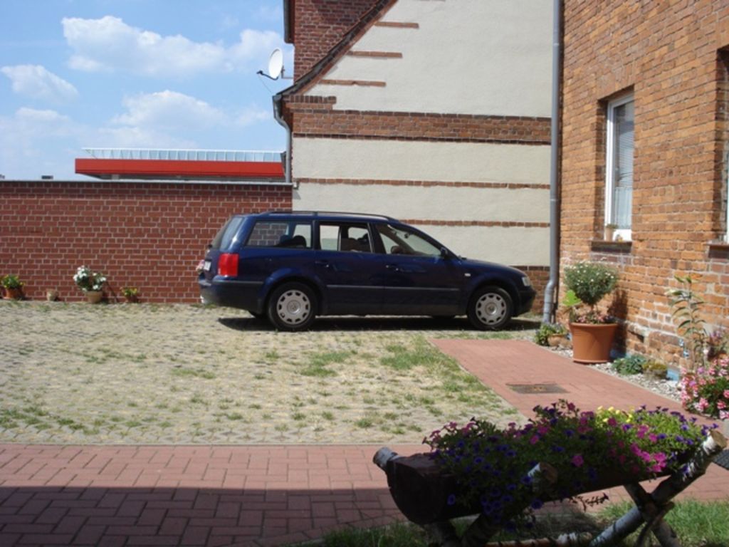 Hinterfront des Hauses mit Parkplatz