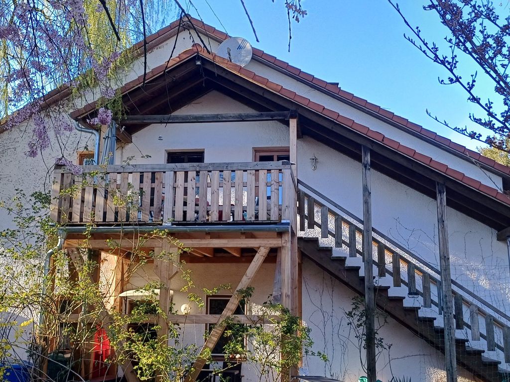 Hausfassade, Die Ferienwohnung Landidyll liegt parterre, eine der Terrassen unter dem Balkon