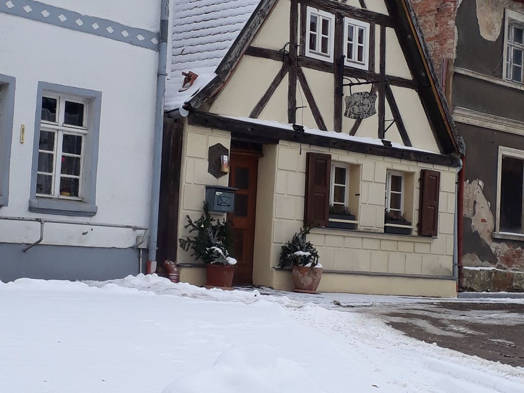 Straßenansicht des Kleinsten Haus von Zerbst im Winter