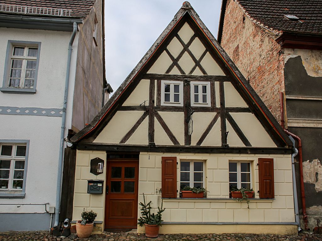 Kleinstes Haus von Zerbst: frontale Straßenansicht