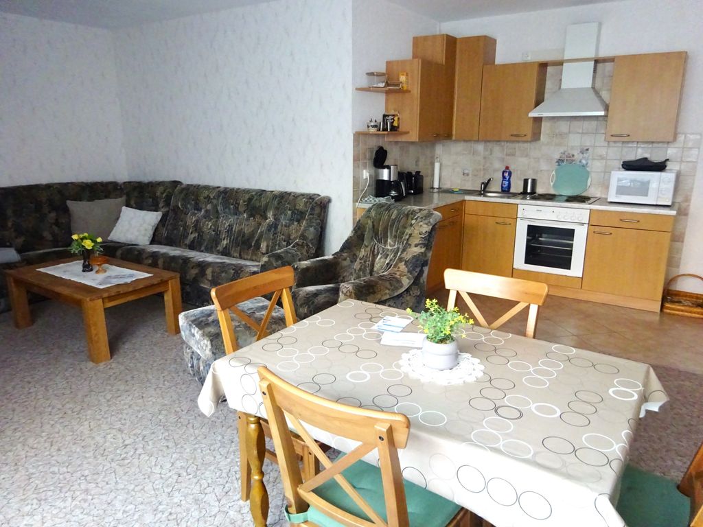 Wohnzimmer mit Küche und Essbereich