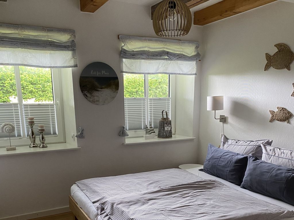 Schlafzimmer mit Doppelbett im Erdgeschoss