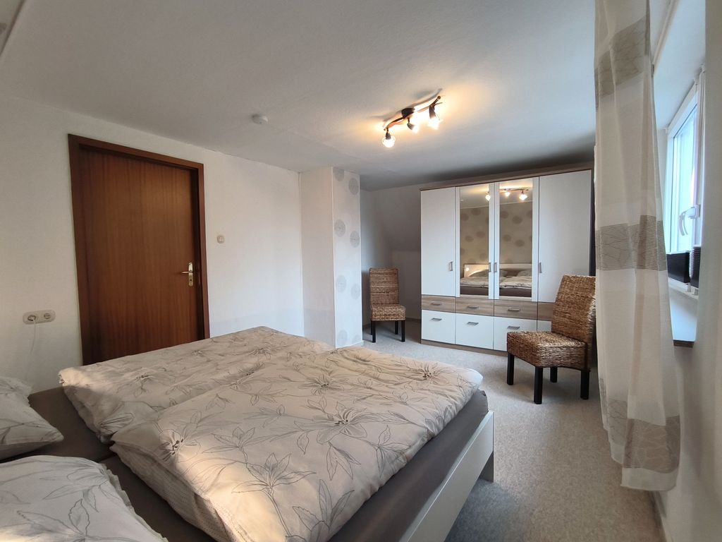 Schlafzimmer mit Doppelbett im OG
