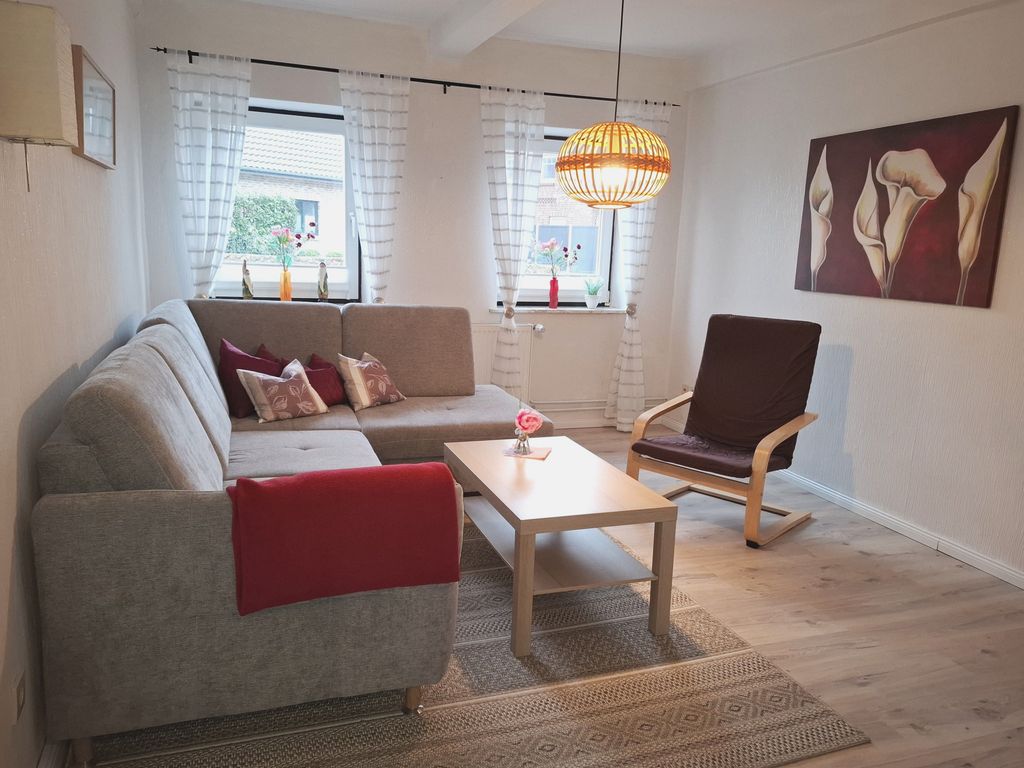 Wohnzimmer mit offener Küche