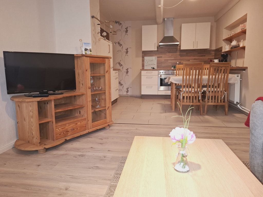 Wohnzimmer mit offener Küche