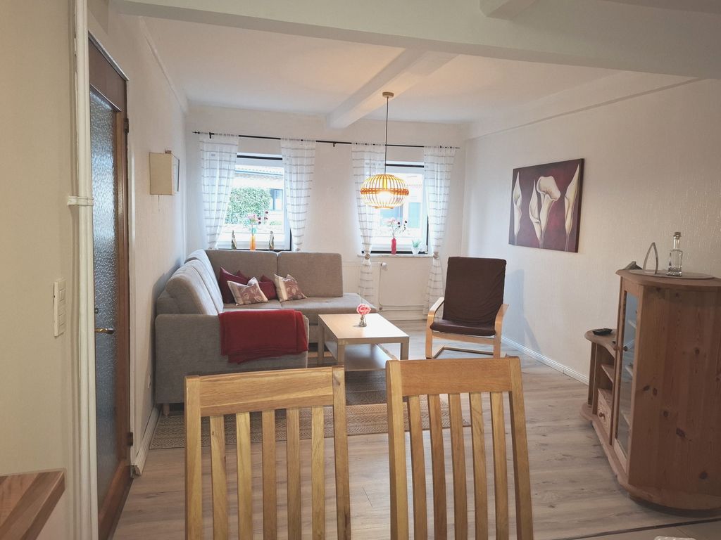 Wohnzimmer mit offener Küche