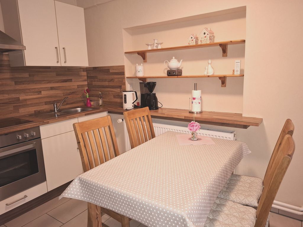 Wohnzimmer mit offener Küche