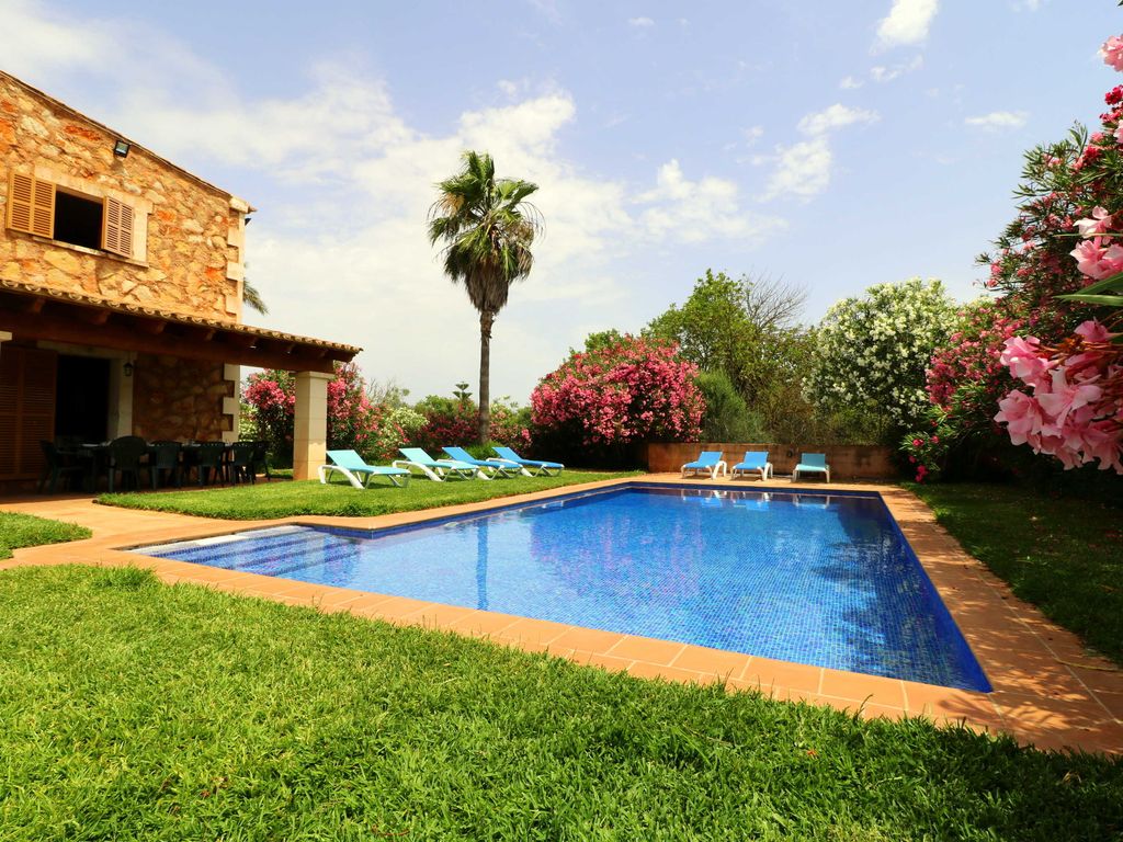 Pool mit Sonnenliegen und Schatten durch die Oleander.