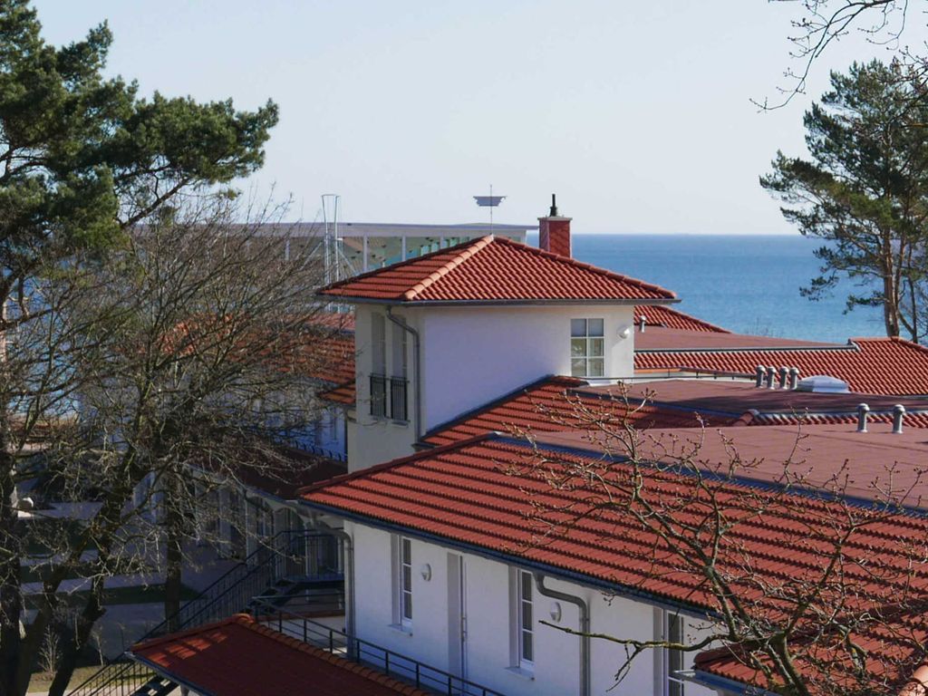 Baabe Inselparadies – heller maritimer Wohnbereich einer Ferienwohnung