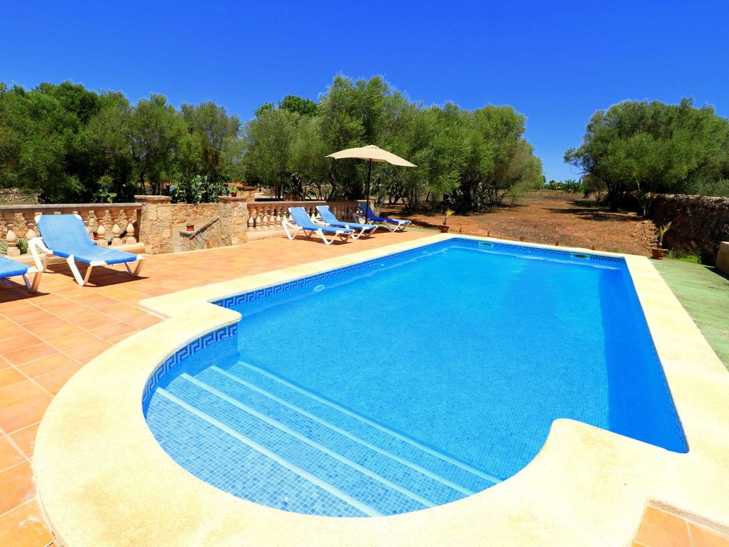 Sehr schöner  Pool bereich mit Terrasse und Sonnenliegen