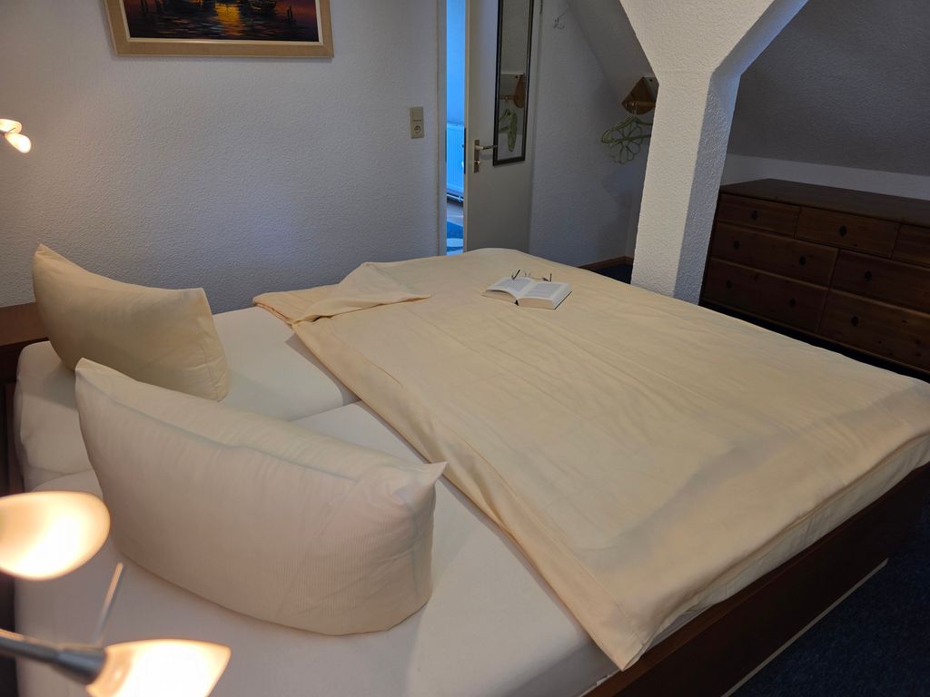 Schlafzimmer mit Doppelbett 1,80 x 2,00 m