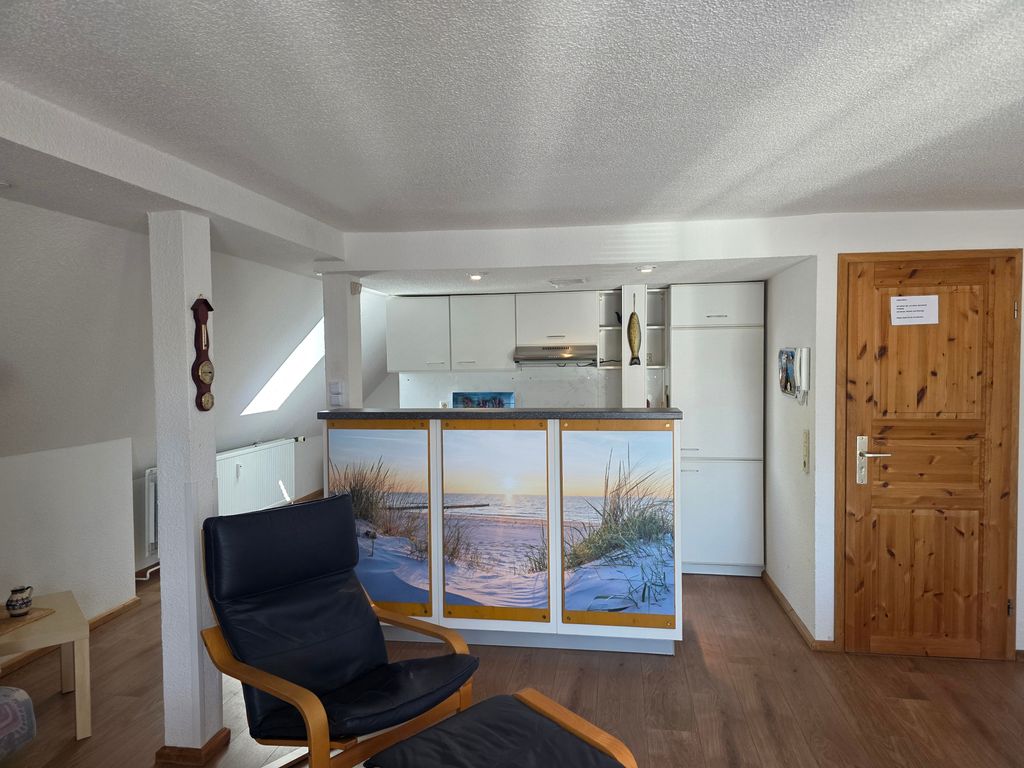 Wohnzimmer mit Blick zur Küchenzeile